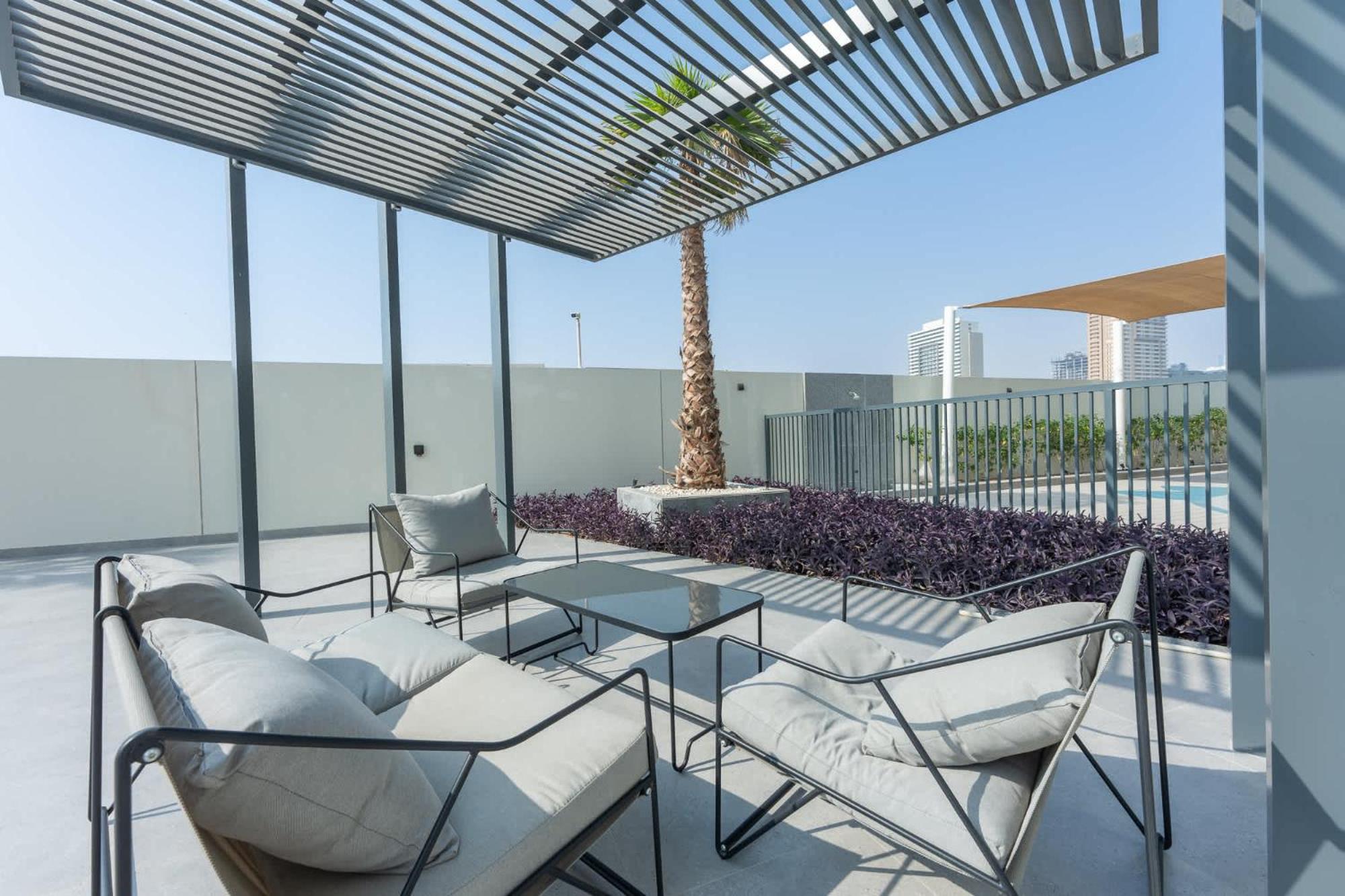 Elegant And Cozy 1-bedroom With Balcony Views In Jvt *