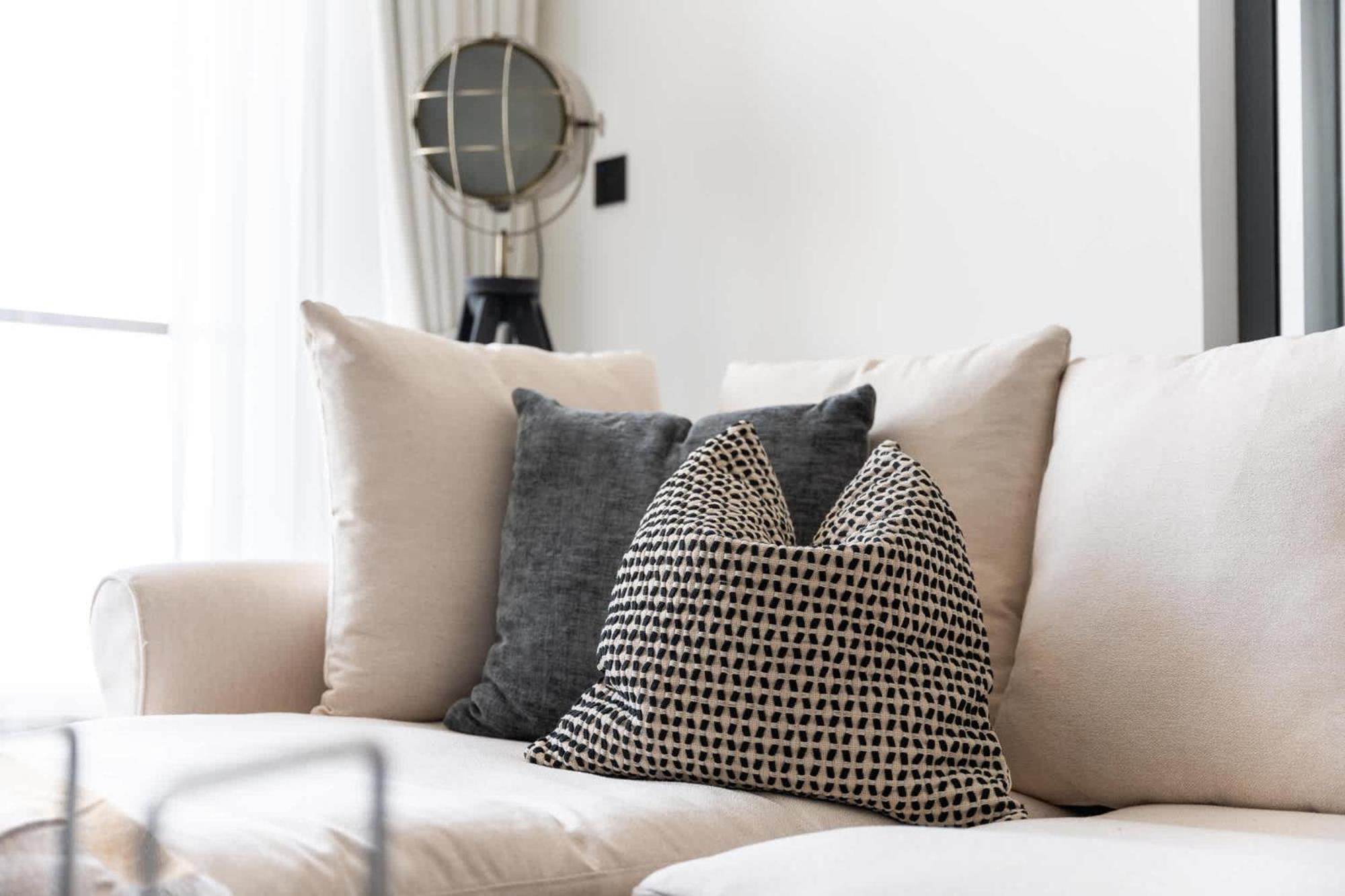 Elegant And Cozy 1-bedroom With Balcony Views In Jvt Apartment
